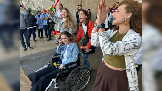 بالزفة والطبول.. الإعلامية كريستينا عاصي تتعافى وتخرج من المستشفى بعد إصابتها بالإستهداف الإسرائيلي الذي طال الصحافيين (فيديو)