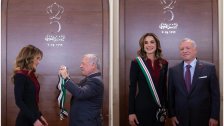 بالصور/ الملك الأردني يقلد الملكة رانيا وسام النهضة المرصع 