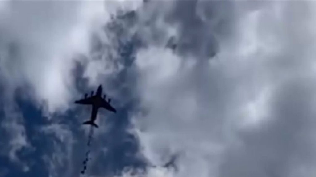 بالفيديو/ شهيدان ومصابون بعملية إنزال مساعدات خاطئة على منازل في شمال غرب مدينة غزة!