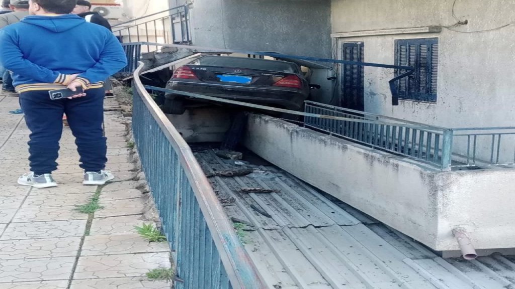 حادث سير في زغرتا: السيارة استقرّت على "البلكون"!