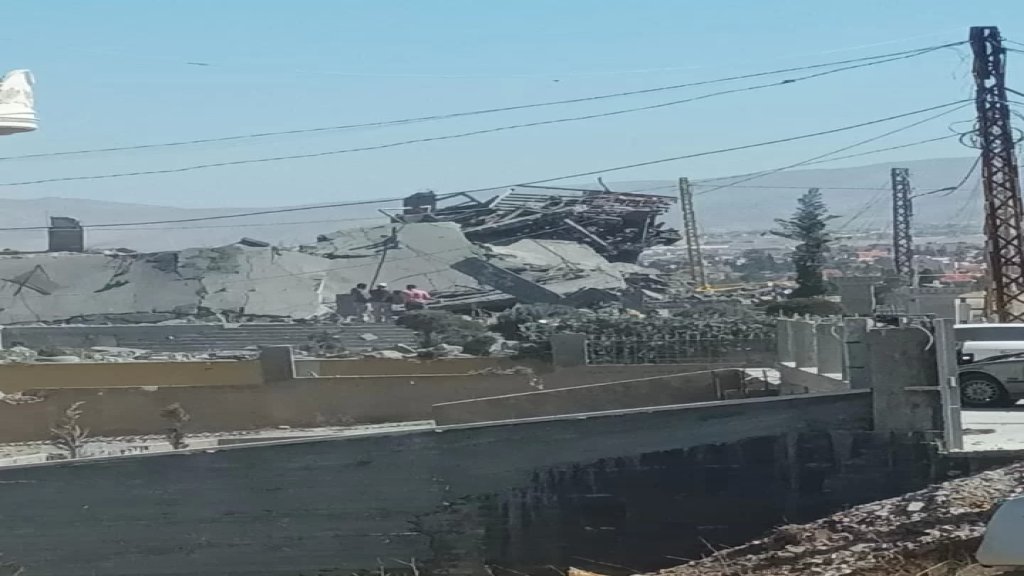 آثار الدمار جراء الغارة الإسرائيلية التي استهدفت بلدة الأنصار في بعلبك ليل أمس