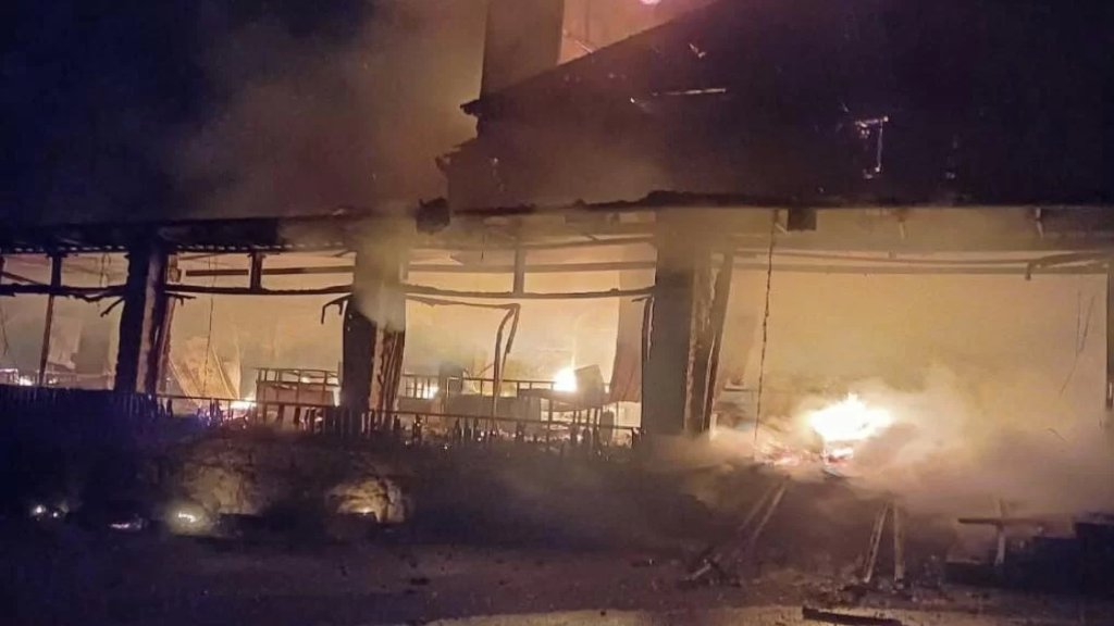 بالفيديو/ حريق كبير فجرًا في مطعم المنتزه - عنايا أتى على كل المبنى الخشبي