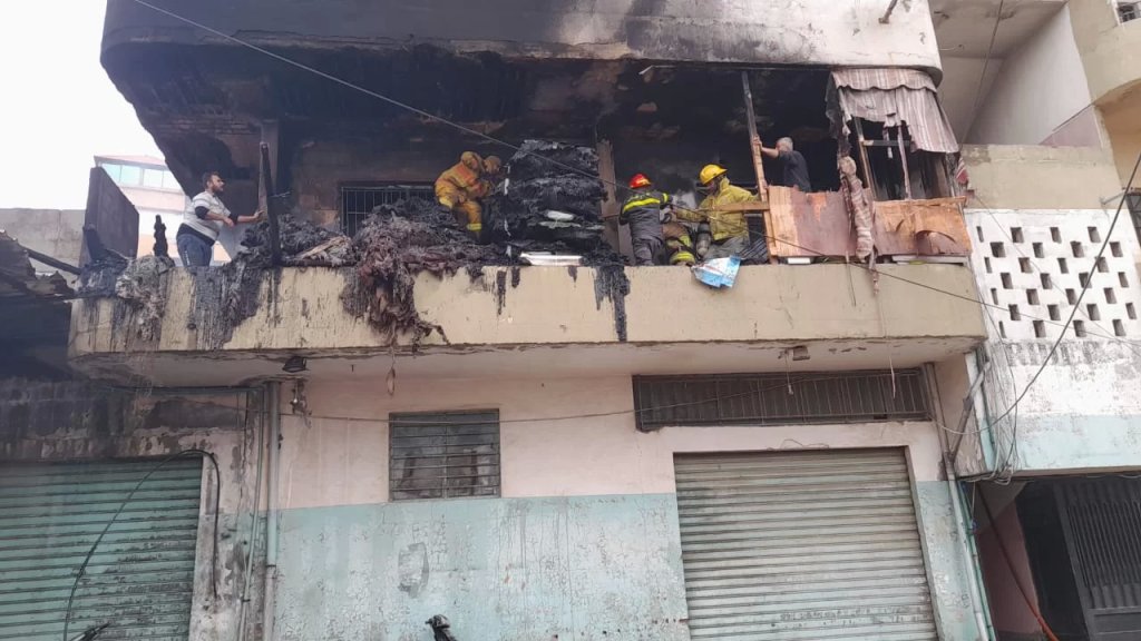 بالصور/ إخماد حريق داخل شقة في بئر حسن.