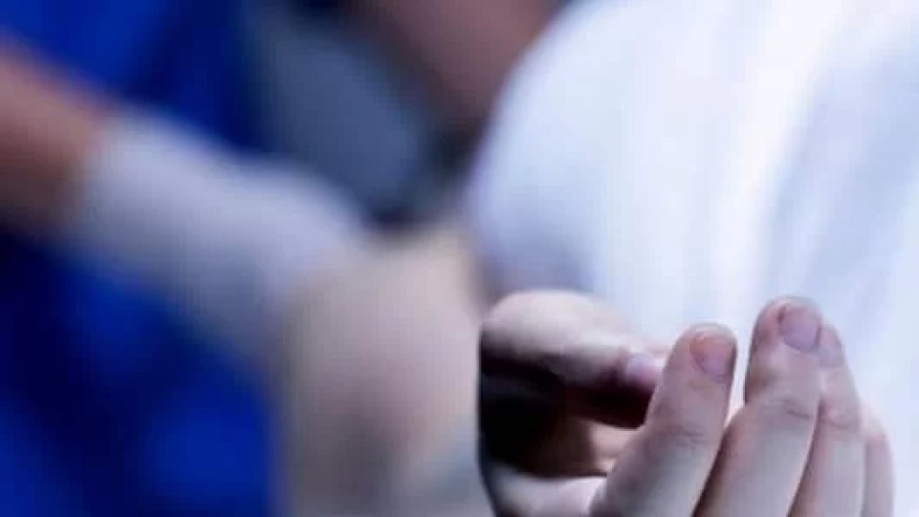 العثور على جثة رجل داخل منزله في بلونةمصابًا برصاصة من بندقية صيد في رأسه