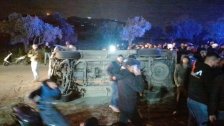 بالصور والفيديو/ حادث مأساوي... قتيلان وعدد من الجرحى نتيجة تصادم بين مركبتين على طريق عام طرابلس - الضنية 