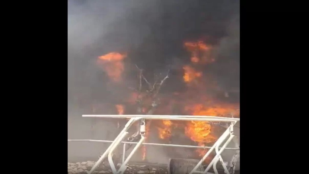 بالفيديو/ إعلام عبري ينشر لقطات توثق اشتعال النيران في مصنع داخل مستوطنة أفيفيم بعد إصابته بصاروخ أُطلق من لبنان.