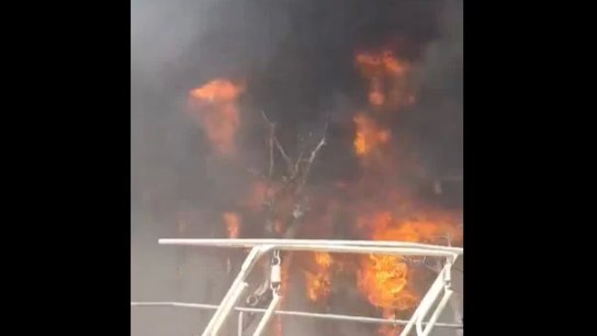 بالفيديو/ إعلام عبري ينشر لقطات توثق اشتعال النيران في مصنع داخل مستوطنة أفيفيم بعد إصابته بصاروخ أُطلق من لبنان.