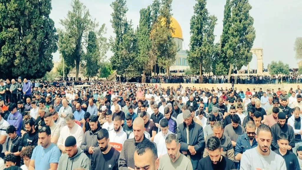 دائرة الأوقاف الإسلامية  في القدس: 125 ألف مصلٍ أدوا صلاة الجمعة الثالثة من شهر رمضان في رحاب المسجد الأقصى
