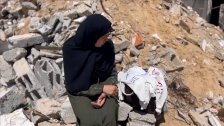 &quot;ملابس العيد&quot;...ما تبقى لأم غزية من رضيعيها التوأمين نعيم ووسام (5 أشهر) بعد 11 عامًا من المعاناة