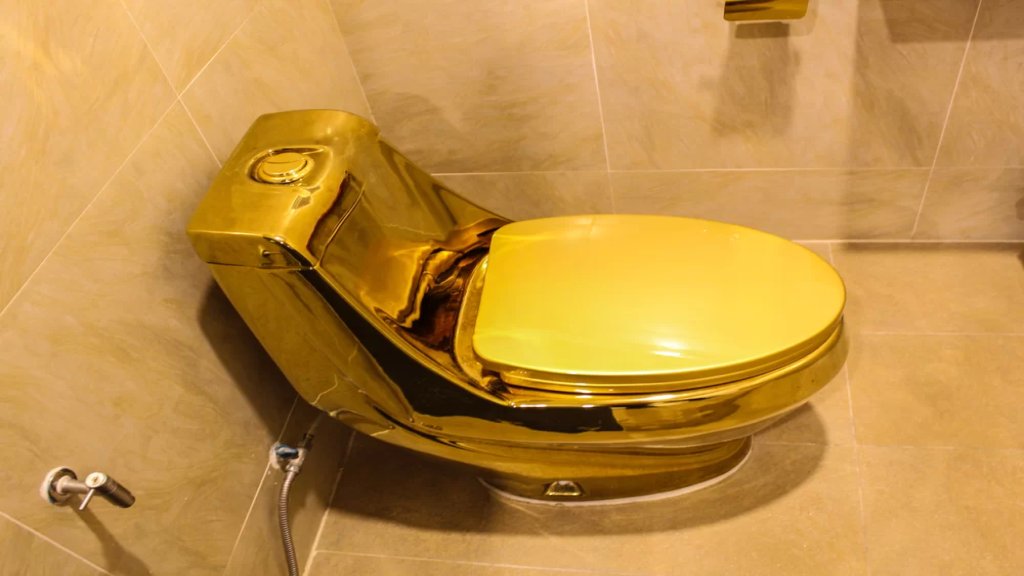 بعد 5 سنوات.. الكشف عن سارق مرحاض ذهبي من قصر بلينهايم البريطاني تبلغ قيمته 6 ملايين دولار!