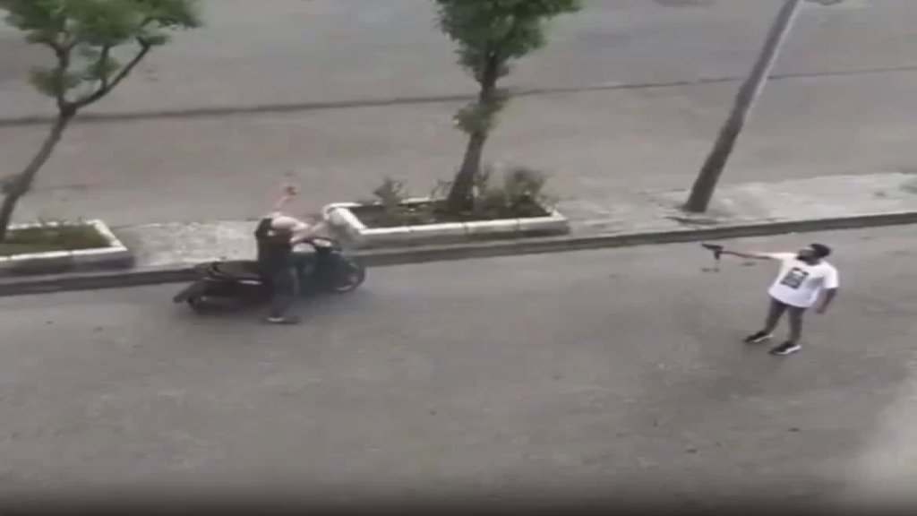 بالفيديو/ أثار حالة من الذعر... &quot;مخابرات الجيش&quot; تلقي القبض على مُطلق النار على المواطنين والمباني والسيارات في منطقة الصفير  