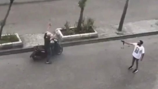 بالفيديو/ أثار حالة من الذعر... &quot;مخابرات الجيش&quot; تلقي القبض على مُطلق النار على المواطنين والمباني والسيارات في منطقة الصفير  