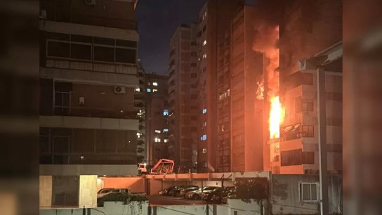بالفيديو/ مواطنون عالقون في مبنى ملاصق لتلفزيون لبنان في تلة الخياط حيث اندلع حريق ضخم