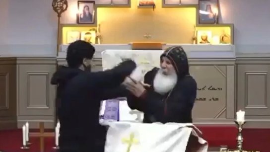 بالفيديو/ تعرض أسقف اشوري لعملية طعن في كنيسة في استراليا