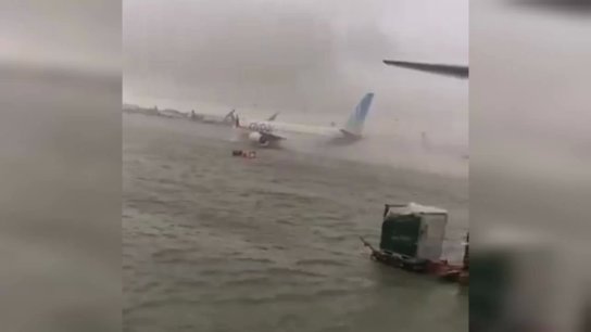 بالفيديو/ الأمطار الغزيرة تغرق مدرج مطار دبي!
