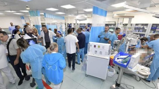 وسائل إعلام إسرائيلية: هكذا بدت غرفة الطورائ في مركز الجليل الطبي في نهاريا بعد وصول الإصابات جراء العملية في عرب العرامشة