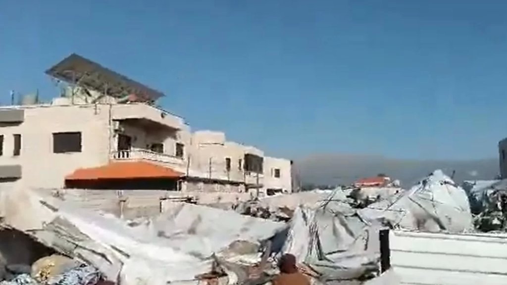بالفيديو/ قاطنو مخيم في بر الياس أقدموا على تفكيك حوالي 20 خيمة بسبب إيواء سكانها مرتكبي جريمة العزونية 
