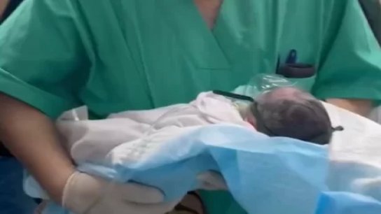 &quot;روح&quot;... أطباء في قطاع غزة تمكنوا من إنقاذ طفلة من رحم  والدتها بعد ارتقائها مع زوجها وابنتها بغارة إسرائيلية