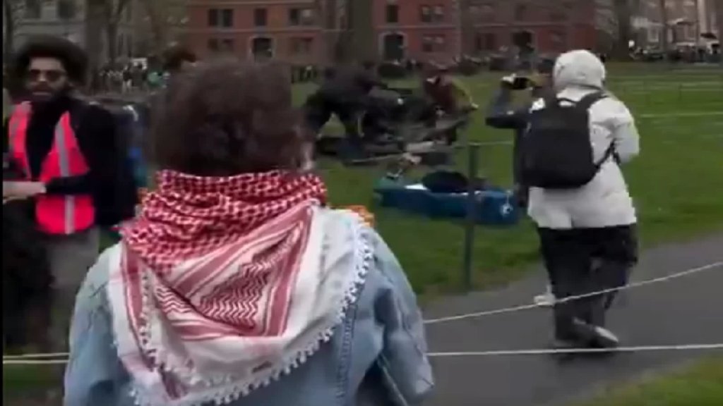 بالفيديو/ هارفارد تنضم للجامعات الأميركية وطلابها ينصبون مخيما احتجاجيا رفضا لقمع الأصوات المعارضة لإسرائيل