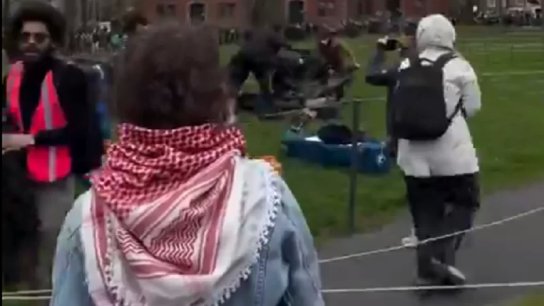 بالفيديو/ هارفارد تنضم للجامعات الأميركية وطلابها ينصبون مخيما احتجاجيا رفضا لقمع الأصوات المعارضة لإسرائيل