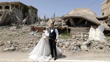 حب وفرحة رغم الحرب.. عروسان يحتفلان أمام الدمار الذي خلفته الغارات الإسرائيلية في جنوب لبنان (صور)