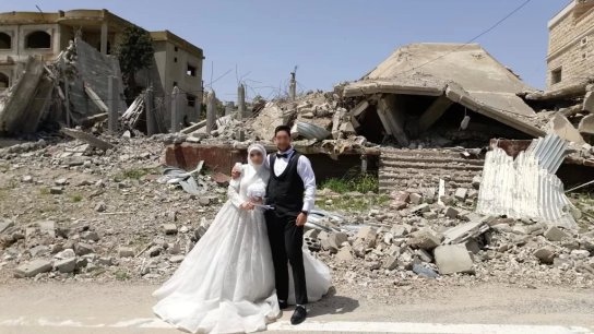 حب وفرحة رغم الحرب.. عروسان يحتفلان أمام الدمار الذي خلفته الغارات الإسرائيلية في جنوب لبنان