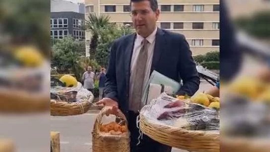 بالفيديو/ وزير الزراعة يحضر إلى جلسة الحكومة حاملاً سلّة من الفاكهة من كل لبنان: حكمًا سننتصر!