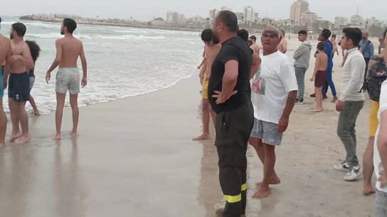 الدفاع المدني يواصل بحثه عن مفقود داخل بحر صور بعد إنقاذه شخصين في المكان ذاته