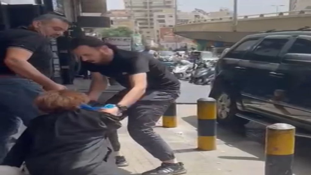 بالفيديو/ محامية تتعرض للضرب من قبل زوج موكلتها أمام محكمة الشياح الشرعية الجعفرية.
