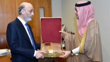 عباءة سعودية مطرّزة هدية من السفير السعودي وليد بخاري لجعجع