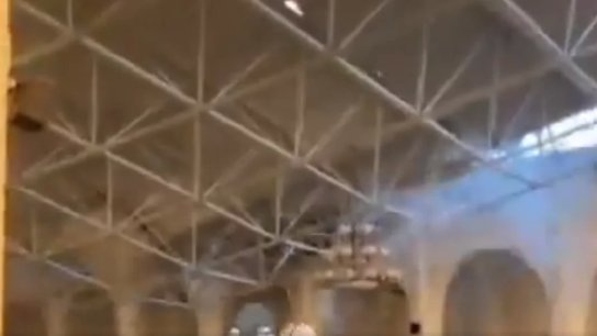 بالفيديو/ لحظة انهيار سقف مسجد في السعودية بسبب الأمطار الغزيرة!