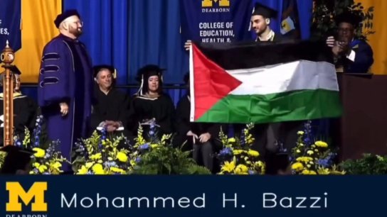 بالفيديو/ الشاب الفلسطيني أديب حمامة يحتفل بتخرجه من جامعة ميشيغان الأميركية برفع العلم الفلسطيني