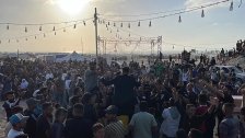ارتفعت أصوات الأغاني والأهازيج رغم أصوات الطائرات الحربية.. حفل زفاف جماعي لـ 10 عرسان في مخيم للنازحين في غزة!