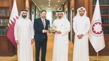 وزير الإقتصاد تلقى في الدوحة درعًا تكريمية من جمعية المحامين القطرية