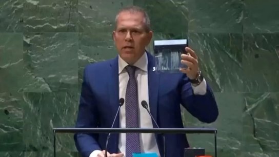 بالفيديو/  &quot;السفير الإسرائيلي&quot; لدى الأمم المتحدة يمزق ميثاق الأمم المتحدة من على منبرها مستخدما آلة تمزيق الورق!