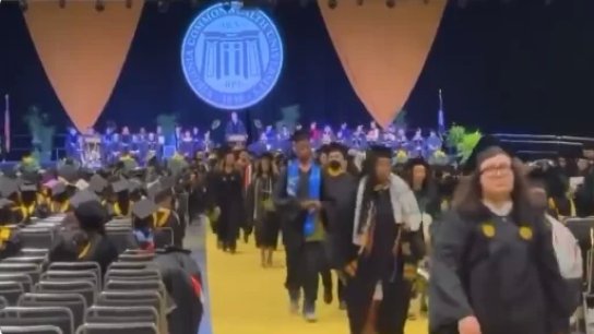 بالفيديو/ انسحاب طلاب في جامعة فرجينيا كومونولث الأمريكية من حفل التخرج خلال كلمة حاكم فرجينيا!