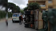 اصابة سائق شاحنة بعد انقلابها في النميرية