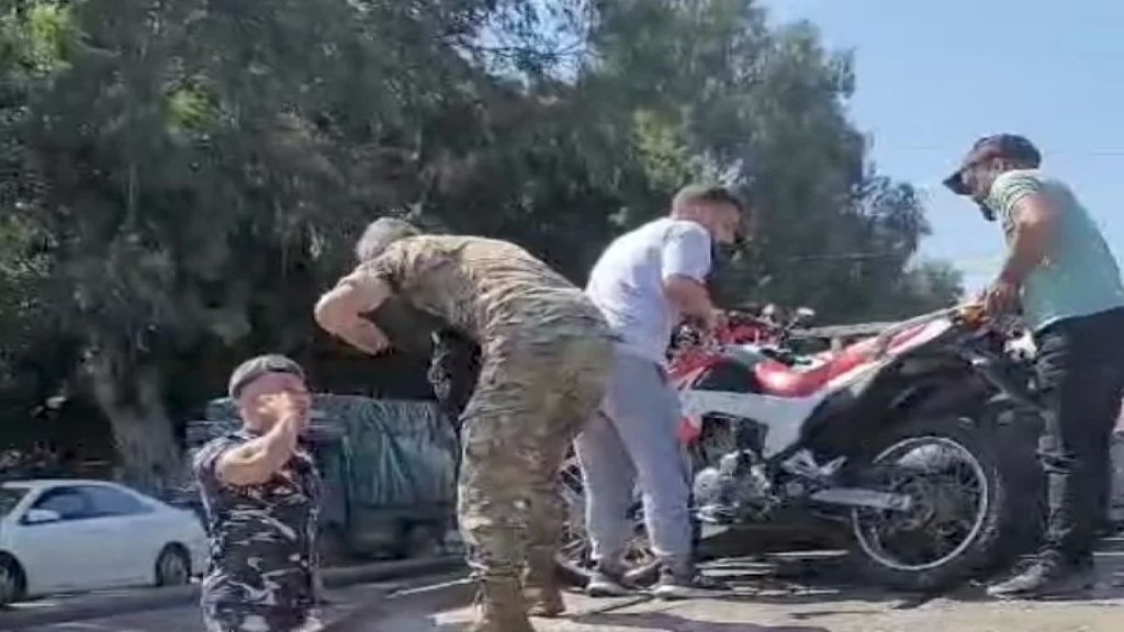 بالفيديو/ دورية من الأمن الداخلي تحجز دراجة نارية لعسكري في الجيش اللبناني!