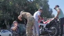 بالفيديو/ دورية من الأمن الداخلي تحجز دراجة نارية لعسكري في الجيش اللبناني!