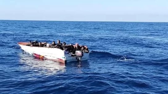 البحرية اللبنانية تُسلّم البحرية السورية مركباً على متنه 20 سوريًّا