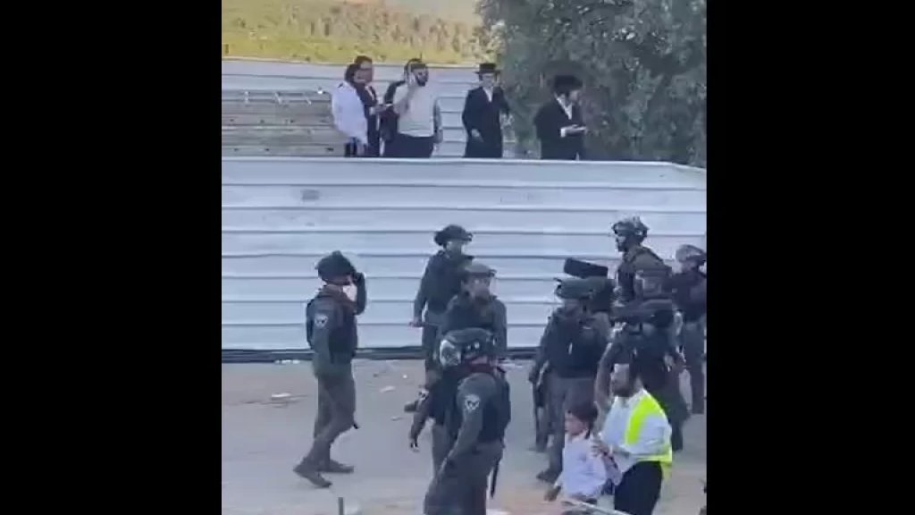 بالفيديو/ صدامات عنيفة بين الشرطة "الإسرائيلية" ومستوطنين من "الحريديم" عند جبل ميرون 