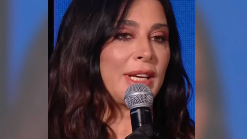 بالفيديو/ رسالة من المخرجة اللبنانية نادين لبكي في ختام مهرجان كان: "هناك ظلم لا يُطاق...ليس من الطبيعي أن تبقى طبيعياً عندما يموت آلاف الأطفال تحت القنابل أثناء نومهم". 