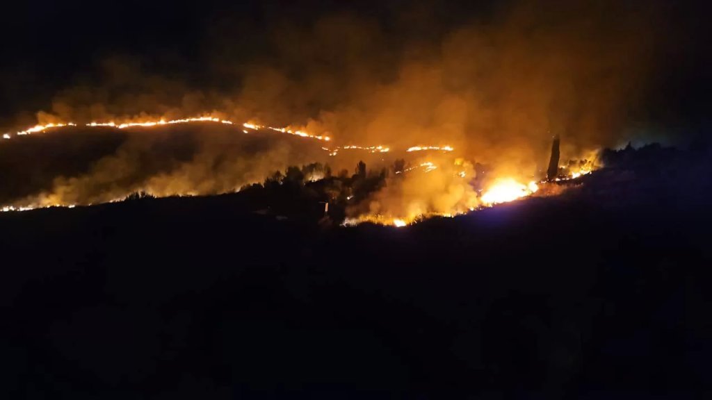 بالفيديو/ حريق هائل اندلع في تلة العويضة - العديسة جراء القصف الإسرائيلي