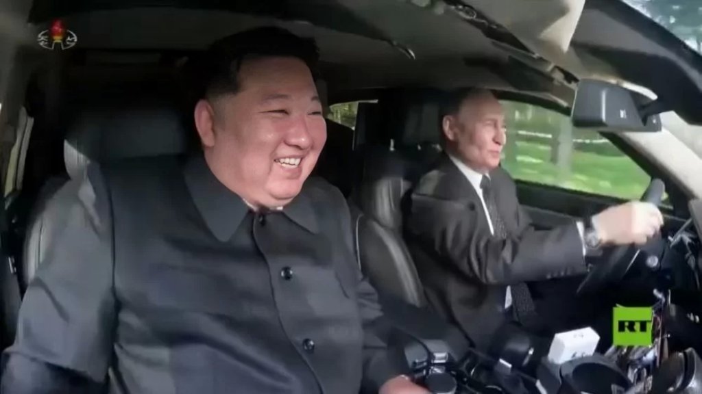 الصورة الأكثر انتشارا تظهر زعيم كوريا الشمالية وبوتين وهما يتبادلان قيادة سيارة &quot;آوروس&quot;