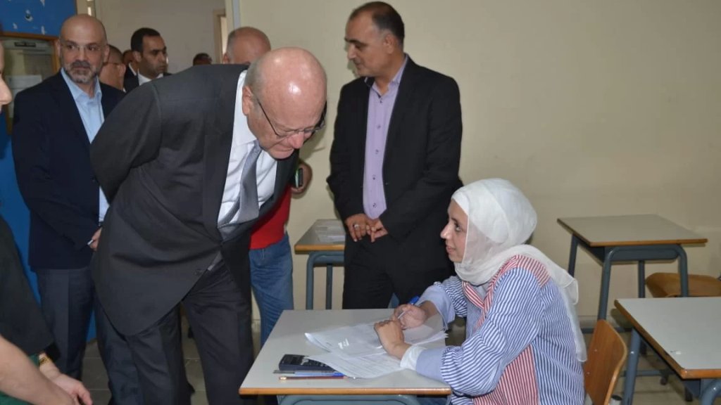 بالصور/ ميقاتي متفقداً سير الامتحانات في طرابلس: "كل المراكز في الجنوب تجري الامتحانات فيها بشكل طبيعي والغياب لا يتعدى نسبة الـ1%"