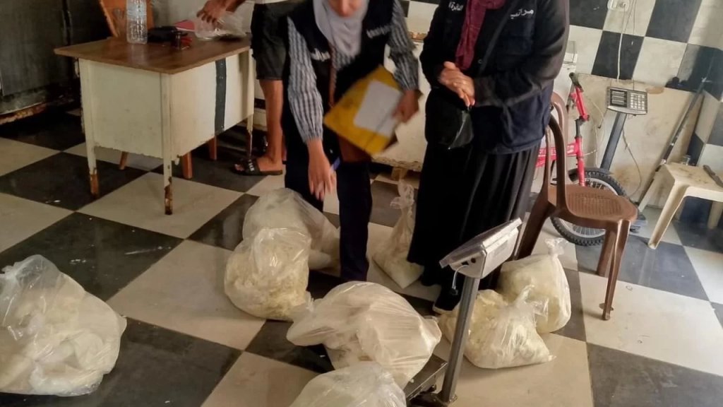 بالصور/ في طرابلس:  مصادرة أكثر من 100 كيلو جبنة موزاريلا فاسدة وغير صالحة للاستهلاك نهائياً