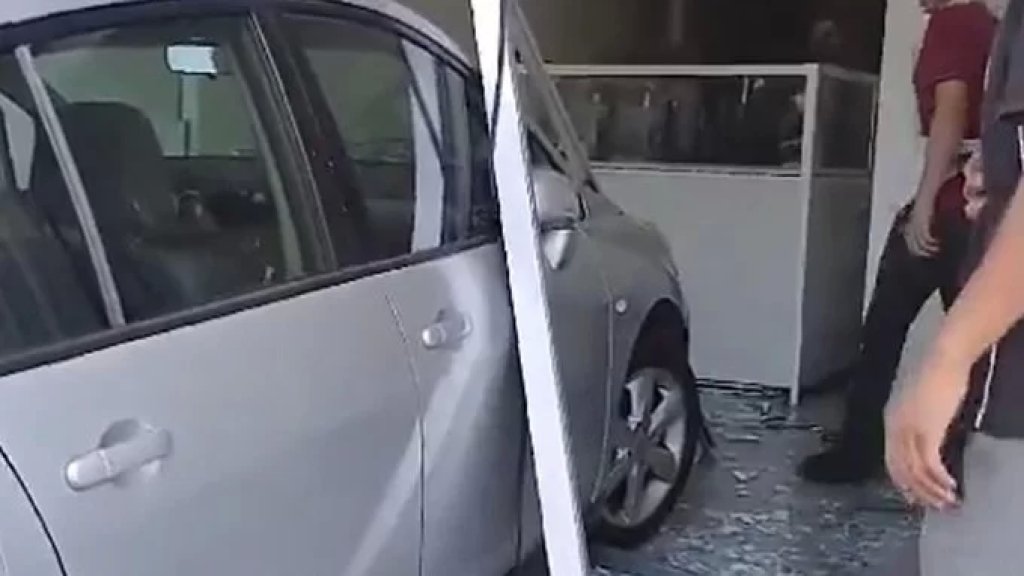 بالفيديو/ سيارة تقودها سيدة تجتاح ملحمة مقابل مستشفى البترون