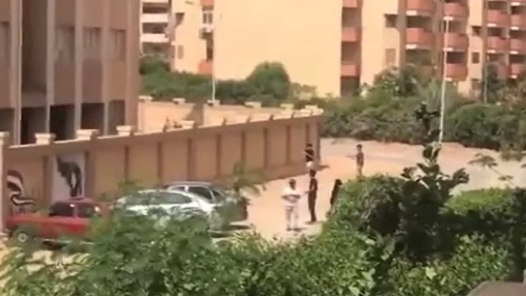 على طريقة &quot;اللمبي&quot;.. فيديو يرصد واقعة غش جماعي في مصر!