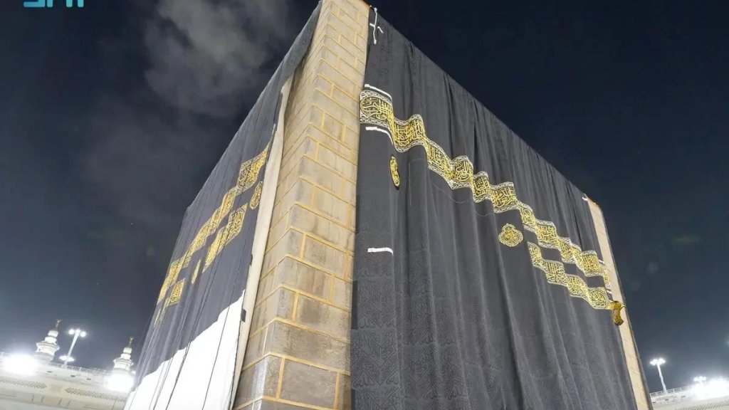 بالصور/ مراسم تغيير كسوة الكعبة المشرفة مع بداية العام الهجري