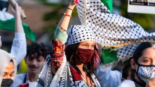 &quot;أديداس&quot; تسحب عارضة الأزياء الفلسطينية الأصل بيلّا حديد من حملة إعلانيّة بسبب حذاء أغضب &quot;إسرائيل&quot;!